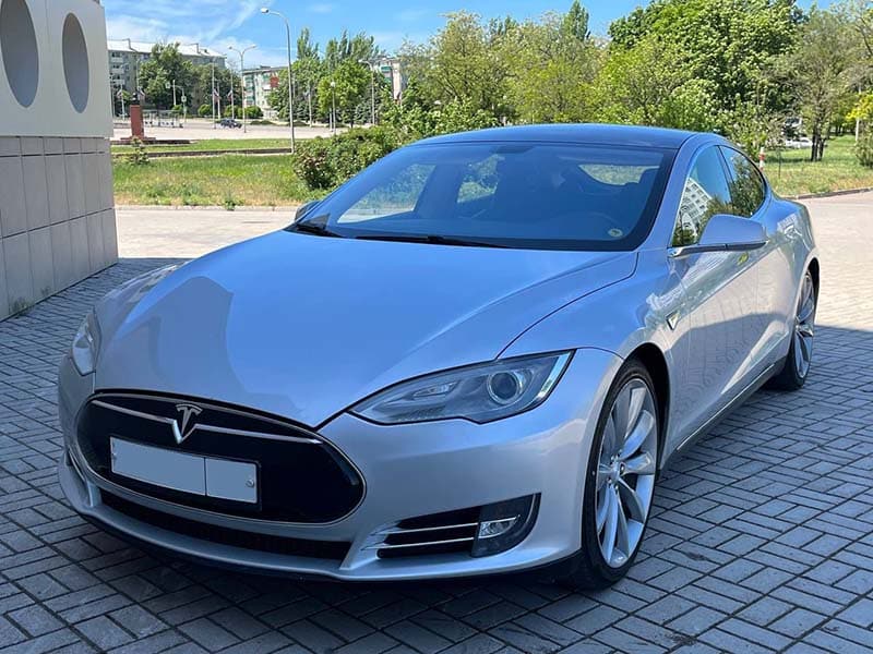 Купили esla Model S 2013 г. в прекрасном состоянии 